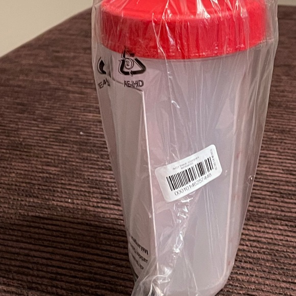 New Tupperware quick shake container with red lid - Picture 5 of 6